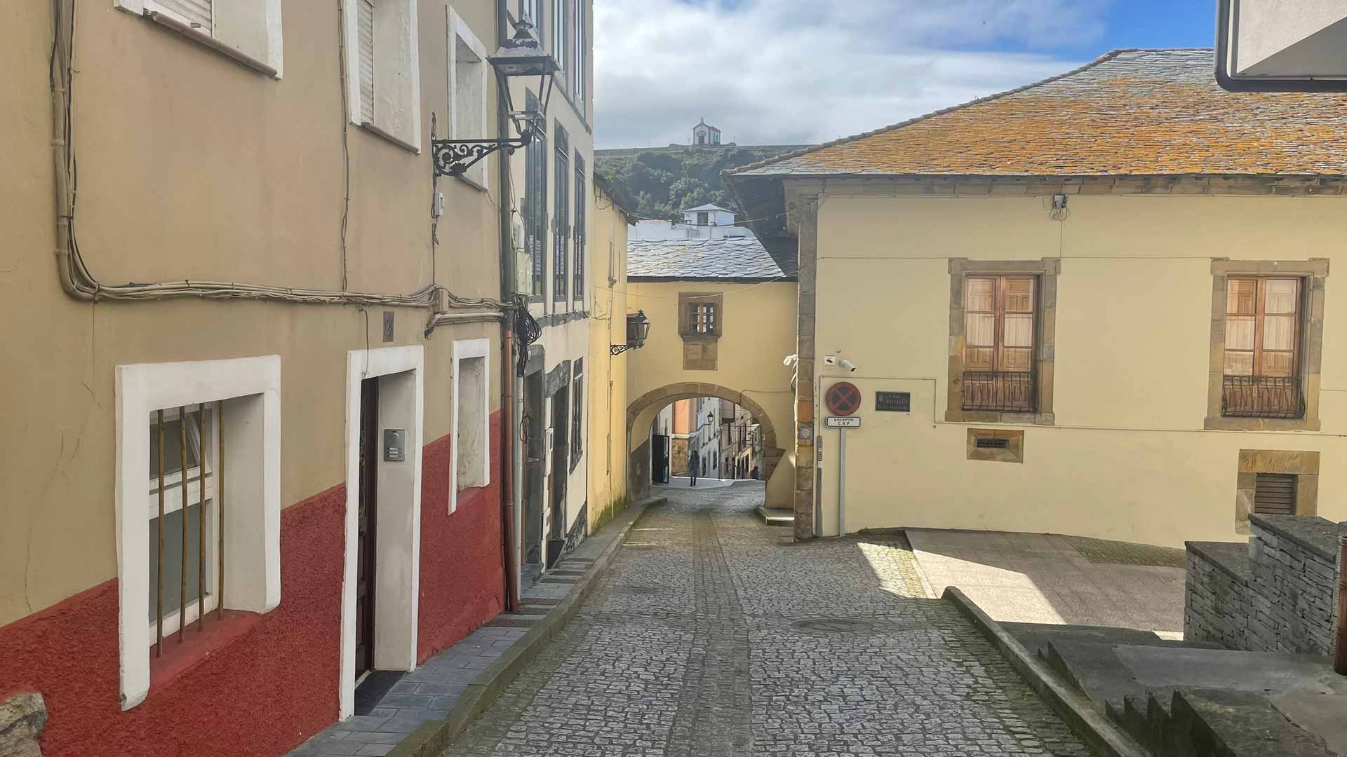 卡米诺大道上延伸到街道上方的建筑