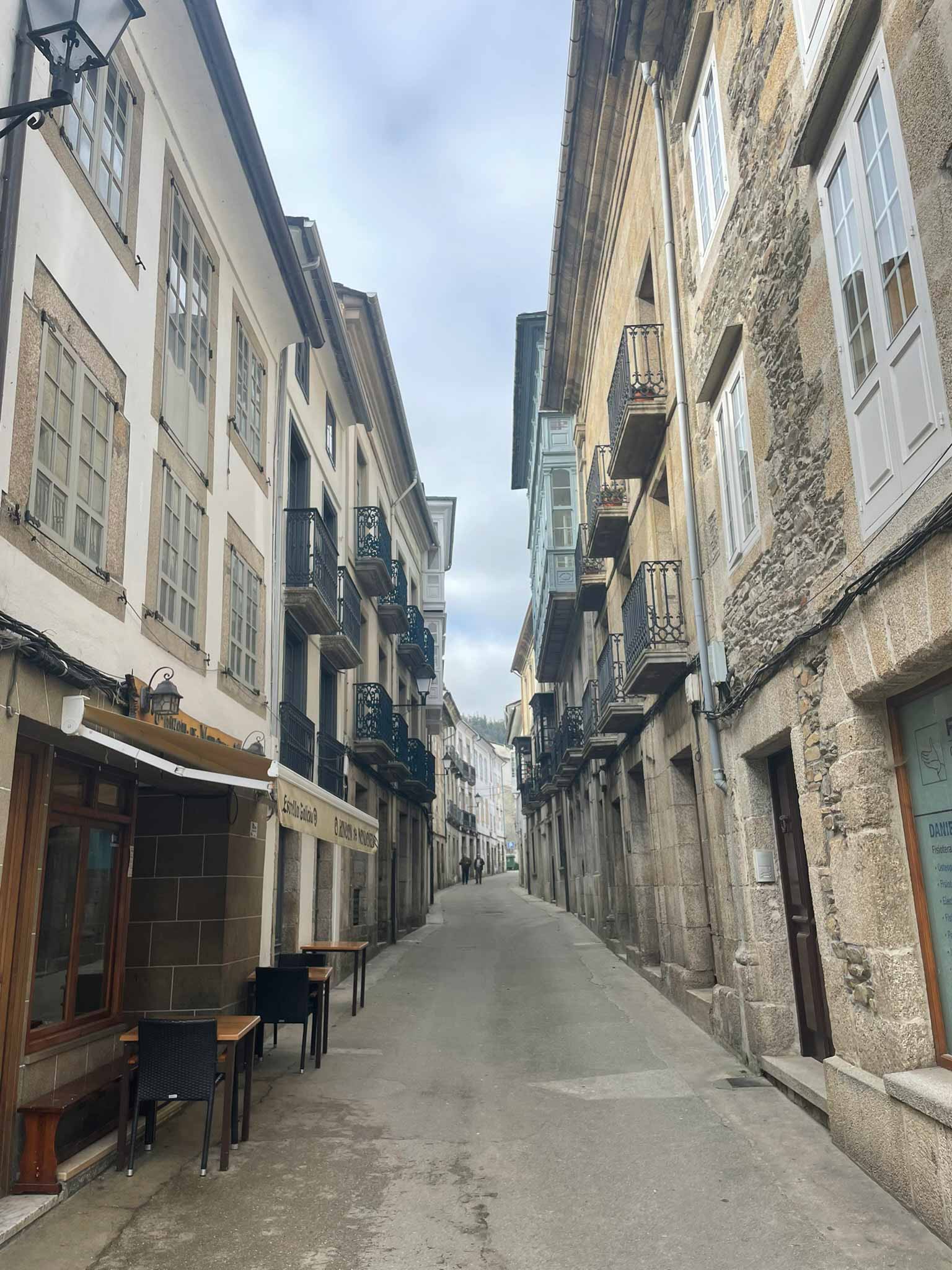 又一座拥有狭窄街道的古老城市