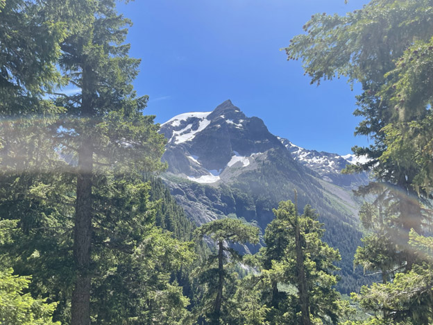 白雪皑皑的山峰